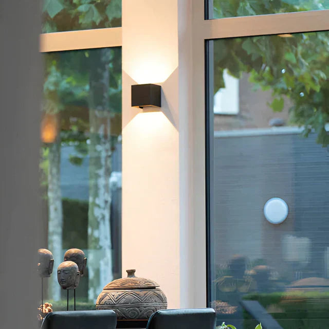 Kabellose Wandlampe für Innen und Außen | LED-Wandlampe mit Batterie und Sensor in Schwarz und Weiß