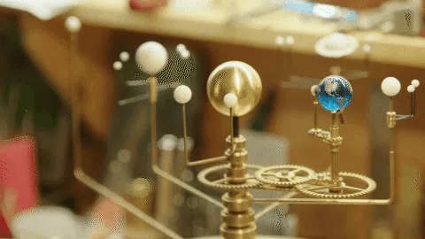 Großes Orrery-Modell unseres Sonnensystems