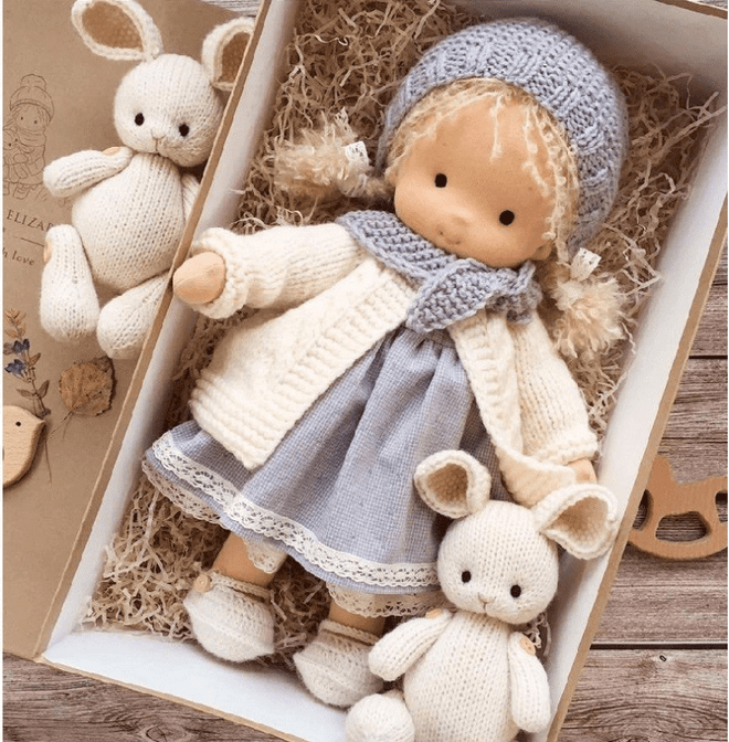 Handgefertigte Waldorf-Puppe „Poppi“ | 35cm | Bio-Baumwolle & Hypoallergene Textilien | Pädagogisch wertvolles Spielzeug | Haptische Sensorikförderung